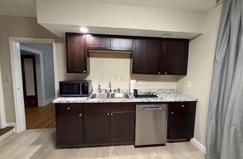 Eastside House | Entire Home - Walk to SU, JMA Dome, hospitals, Downtown
