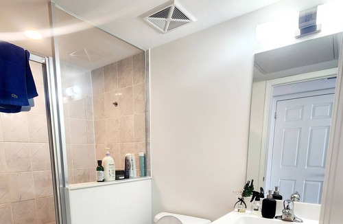 Dean Park House | Entire Modern & Spacious Unit with Free Parking
