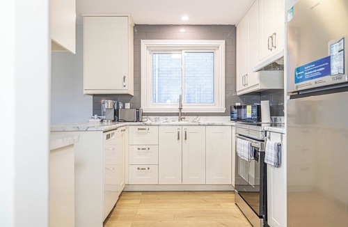 Brossard House | Entire NEW House 5BDR , close to DT MTL, 4 Parking