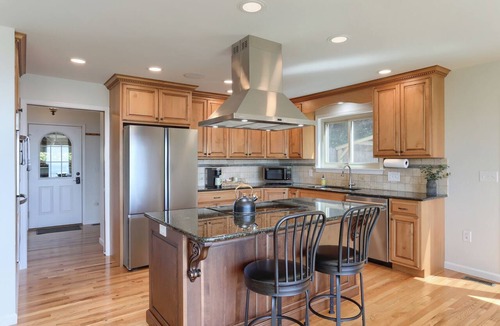 Rehrersburg Ski Chalet | Entire Romantic Blue Mountain Home | Hot Tub & EV Charger