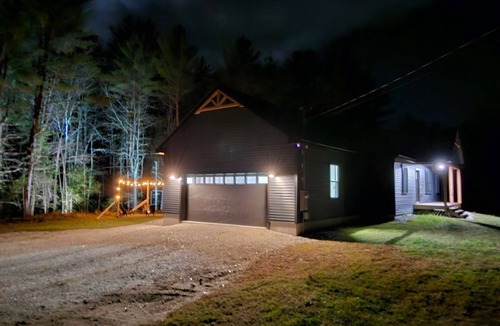 Harrison House | Escape for 8. HotTub, Gym, Firepit, Brook & Big Yard Near Outdoor Adventures