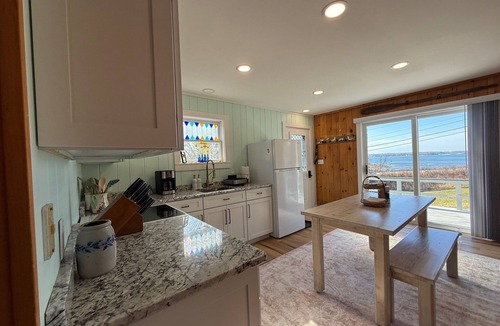 Tenants Harbor Cottage | Escape to Bella Vista, a 3-bed, 2-bath cottage retreat in Tenant’s Harbor, ME!