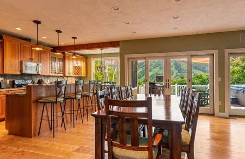 West Dover Ski Chalet | Escape to Mountainview Haven: Spacious Retreat with Hot Tub at Mount Snow