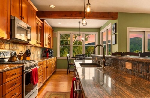 West Dover Ski Chalet | Escape to Mountainview Haven: Spacious Retreat with Hot Tub at Mount Snow