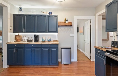 Wolcott House | Escape to our cozy 2-BR lakefront cottage on East Bay!