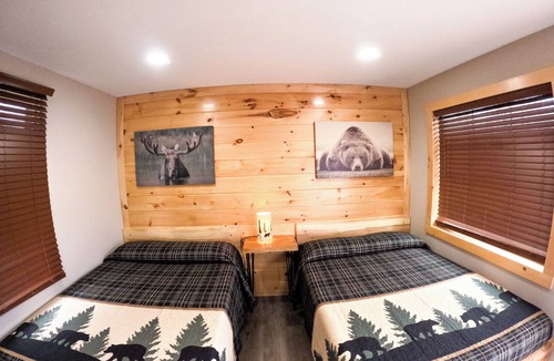 North Greece Hotel | Escape to the tranquility of our cozy cabin inn, where rustic charm meets modern comfort. Experience a home away from home ambiance.