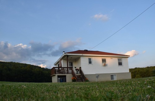 East Meredith House | Escape to Tranquil Bliss Charming Two-Bedroom Country House Urban Comforts