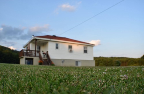 East Meredith House | Escape to Tranquil Bliss Charming Two-Bedroom Country House Urban Comforts