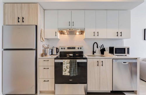 Burlington Condo | Escarpment Views | Luxury 1BR Condo | Resort-Style Amenities in North Burlington