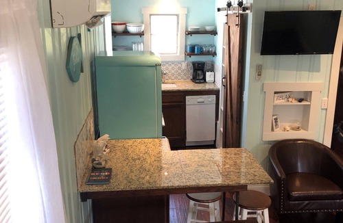Geneva-on-the-Lake Cottage | Ethan's Lake House totally renovated 2 bedroom 1 bath cottage sleeps 6