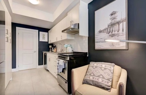 North York House | Etobicoke Elegance: Tech StaynSociable Living - Toronto: CRE-E at 51 Creekbank n