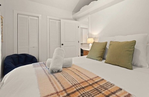 Great Barrington House | Evergreen: cottage minutes from Butternut Ski