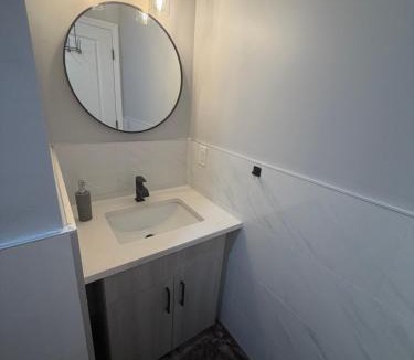 Newark House | Evergreen Cozy Newly Updated Master Bedroom Private Bathroom