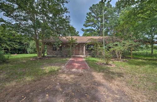 Waller House | Evolve Hempstead Cottage Covered Porch and Views!
