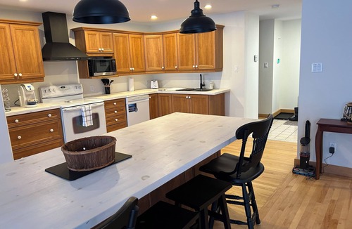Champlain House | Excellent location for vacation or traveler On Ottawa River
