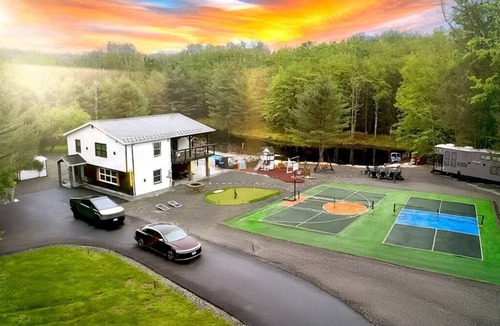 Woodbourne House | Exclusive Lakeside Paradise -2Hot tub,Sauna, Pickleball,Basketball