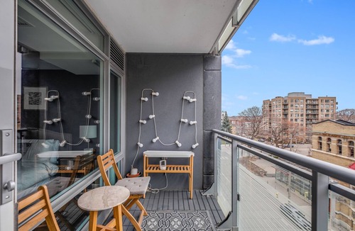 Wellington Place Apartment | Executive Monthly 2BR/2Bath Luxury Condo - Downtown Toronto