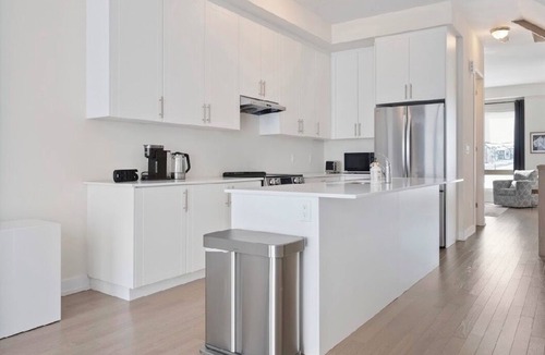 Oakville House | Executive Townhouse Oakville, this stylish new home is perfect for group trips.