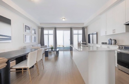 Oakville House | Executive Townhouse Oakville, this stylish new home is perfect for group trips.