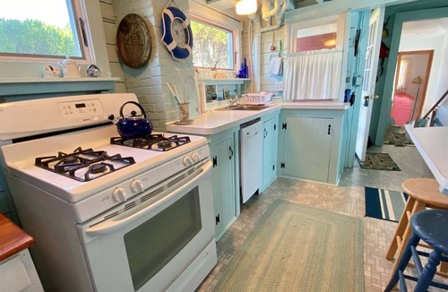 Ocean Point Cottage | Experience coastal charm at Edge Of The Sea, a cozy 3-bedroom cabin in Boothbay, ME.