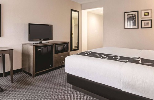 Portland House | Explore Enchanting Views of Portland! 2 Modern Hotel Units, Free Breakfast