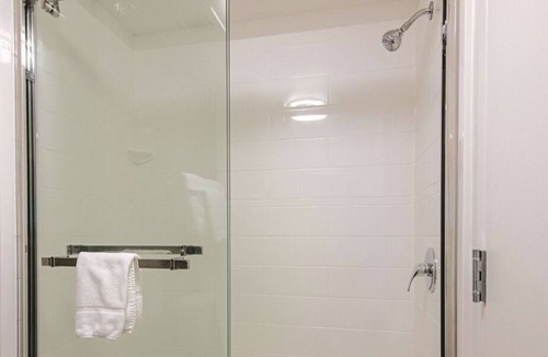 Portland House | Explore Enchanting Views of Portland! 2 Modern Hotel Units, Free Breakfast