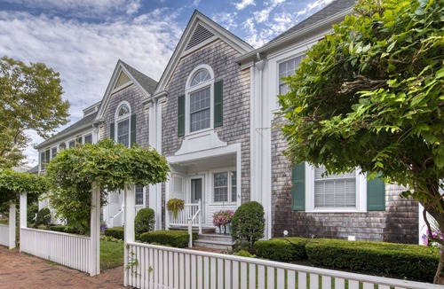 Greenport House | Exquisite Waterfront Townhome in Greenport with Pool and Boat Slip. Walk to all!