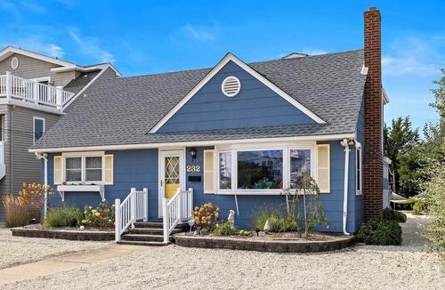 Surf City House | EZ WALK 2 BEACH & EATS 2 OFF BAY BIKES BADGES FIREPIT GAME ROOM TOWELS & LINENS!