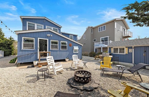 Surf City House | EZ WALK 2 BEACH & EATS 2 OFF BAY BIKES BADGES FIREPIT GAME ROOM TOWELS & LINENS!