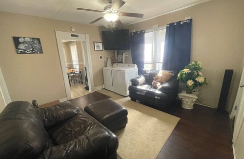 Downtown Syracuse Apartment | (F1) Convenient 3br Syracuse University apartment