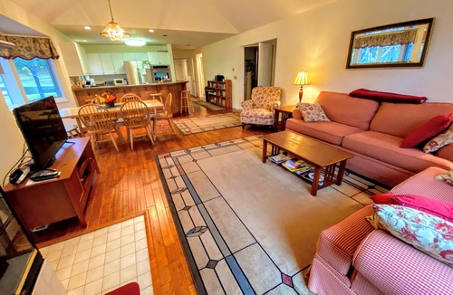 Carroll House | F28 Fairway Village home on the Mt. Washington golf course! Walk to Mt Washington Hotel