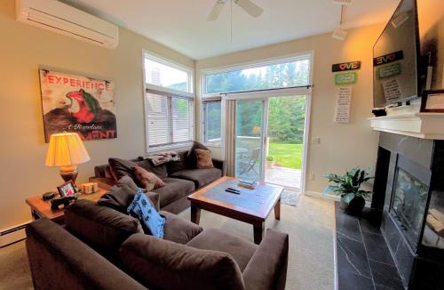 Carroll House | F3 Well appointed Townhome a short walk to the Mount Washington Hotel 1 minute to ski area
