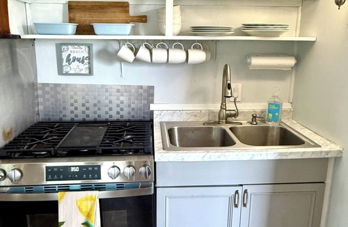 Wareham Center Cottage | Fabulous 2-bedroom Waterfront Cottage in Hamilton Beach, the perfect getaway