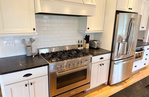 Portsmouth House | Fabulous 5-bedroom house with a pool in Portsmouth