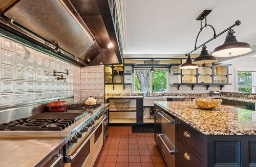 Guild Bed & Breakfast | Fabulous 7-bedroom bed & breakfast in charming Newport with AC
