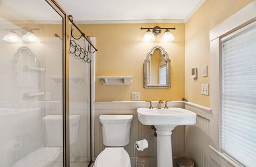 Guild Bed & Breakfast | Fabulous 7-bedroom bed & breakfast in charming Newport with AC