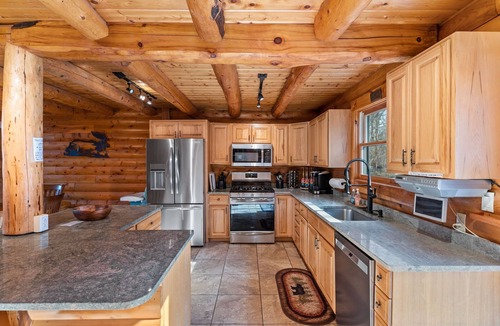 Ludlow Cabin | Fabulous Luxury Log Home, 6 BR 4BA, Pool Table, Hot Tub, BEST Location