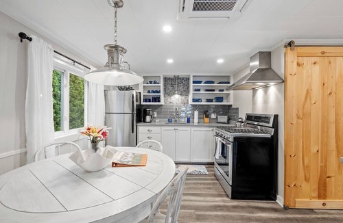 Kennebunk Cottage | Fairview Cottage Coastal Getaway, steps to the beach & close to golf course