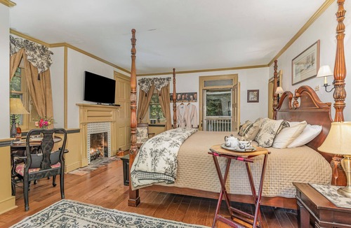 Carlisle Bed & Breakfast | Fallen Tree Farm Bed & Breakfast