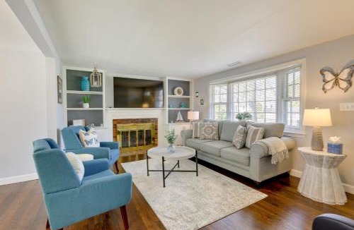 Hyannis House | Families Welcome! Home 2 Mi to Craigville Beach