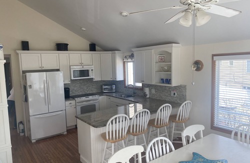 North Beach House | Family Beach House ½ Block to Beach & Bay Lots Included ! Private Beach Access