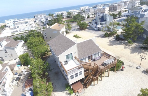 North Beach House | Family Beach House ½ Block to Beach & Bay Lots Included ! Private Beach Access