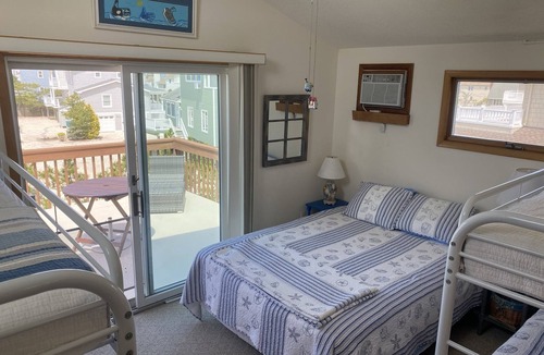 North Beach House | Family Beach House ½ Block to Beach & Bay Lots Included ! Private Beach Access