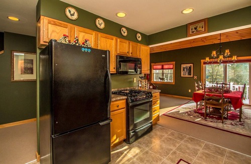 Eidelweiss Village House | Family Cabin Near North Conway Water Views 3 Min Walk to Beach Sleeps 8