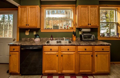 Eidelweiss Village House | Family Cabin Near North Conway Water Views 3 Min Walk to Beach Sleeps 8