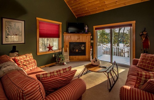 Eidelweiss Village House | Family Cabin Near North Conway Water Views 3 Min Walk to Beach Sleeps 8