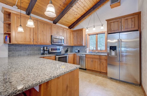 Jackson Ski Chalet | Family Chalet Near Storyland - Fenced Yard - Sleeps 11 - Quiet Linderhof Retreat