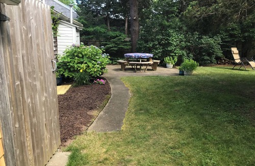 West Yarmouth Cottage | Family Cottage Big yard wFire Pit & Outside Shower Walk to beaches Pets👍🏻Sat-Sat