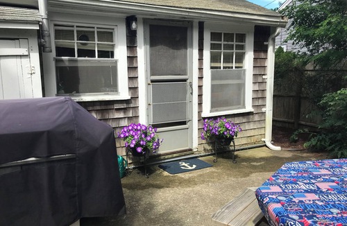 West Yarmouth Cottage | Family Cottage Big yard wFire Pit & Outside Shower Walk to beaches Pets👍🏻Sat-Sat