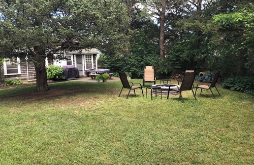 West Yarmouth Cottage | Family Cottage Big yard wFire Pit & Outside Shower Walk to beaches Pets👍🏻Sat-Sat